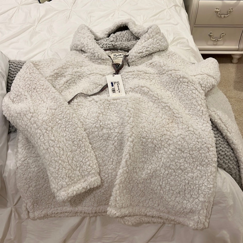 Ivory Fluffy Hoodie. Size XL